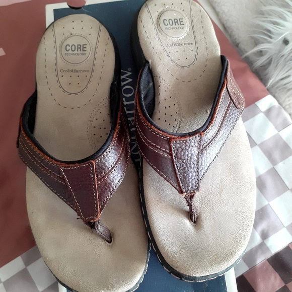 CROFT& Barrow size M flip flops. Between size 8 to 8.5